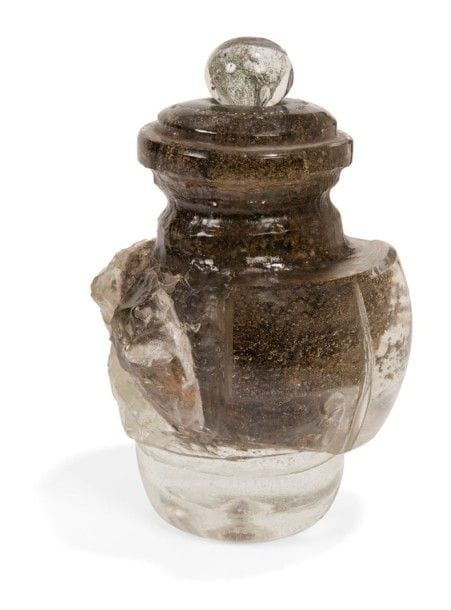 René DENIEL (né en 1947)


Flacon. 
Épreuve en verre soufflé très épais et finement bullé à décor de salissures internes. 
Le corps de forme ovoïde est, pour partie, travaillé au burin, à l'acide et au polissage.
Bouchon sphérique irrégulier comportant des inclusions et des bulles. 
Signé, situé et daté R. DÉNIEL France (19)83, porte également les inscriptions Étude et J.C. NOVARO sous la base. 
Hauteur: 21 cm