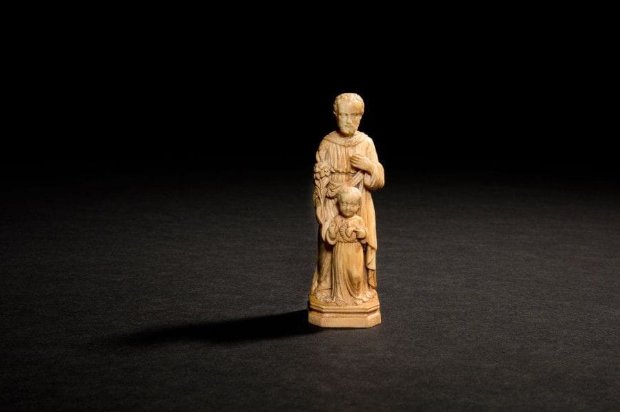 Saint Joseph et l'Enfant Jésus en ivoire sculpté en ronde-bosse. Debout, Joseph tient une branche de lys dans la main droite, Jésus devant lui montre son c?ur enflammé.
Italie, fin du XVIIIe siècle
Hauteur: 10,2 cm
(tête de saint Joseph cassée et recollée)

