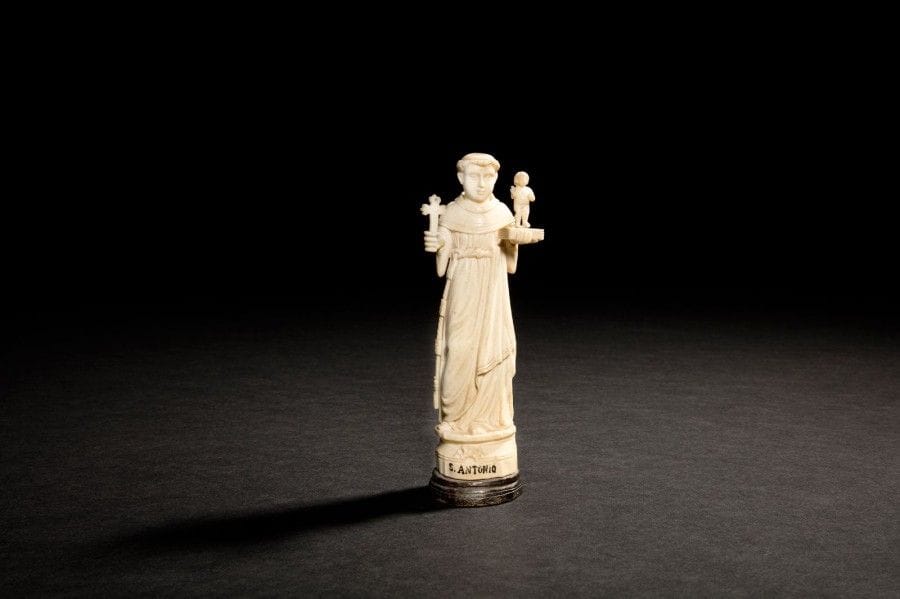 Saint Antoine de Padoue en ivoire sculpté en ronde-bosse. Debout, il porte un livre fermé dans la main gauche sur lequel se tient l'Enfant Jésus et une croix dans la main droite; base moulurée avec inscription S.ANTONIO.
Indo-portugais, fin du XVIIIe siècle
Hauteur: 14 cm
