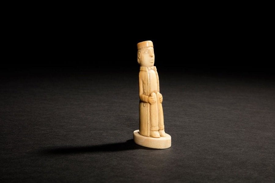 Personnage assis en ivoire sculpté en ronde-bosse.
XIXe siècle.
Hauteur: 9 cm
Soclé
