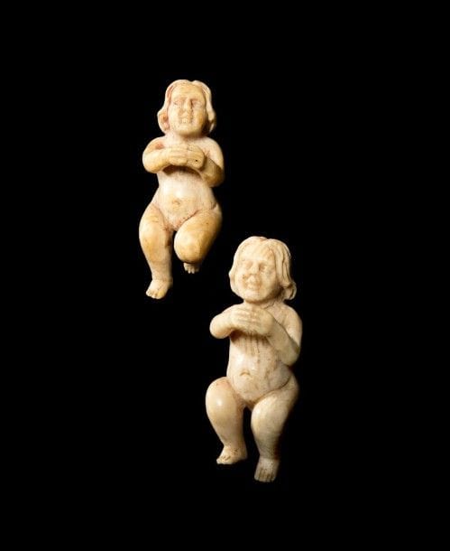 Paire d'enfants en ivoire sculpté en ronde-bosse assis et les mains jointes.
XVIIe siècle
Hauteur: 4,4 cm
