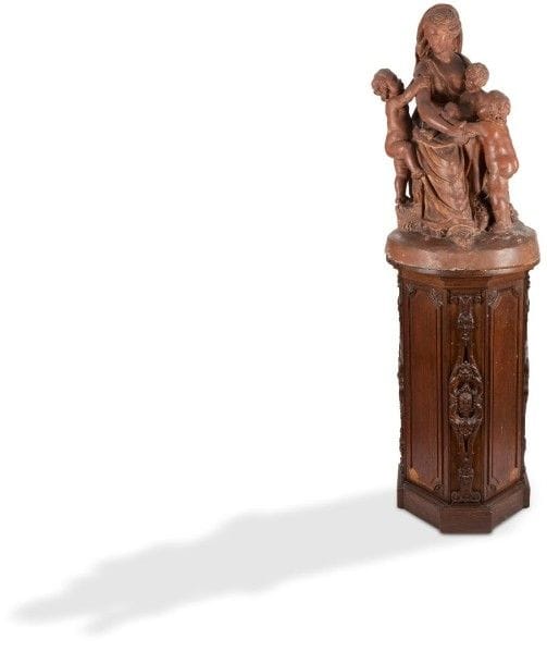 F Roucourt

Allégorie de la Charité
Groupe en terre cuite patinée
Signé et daté au dos, sur une pierre: 1794/Roucourt
Haut: 87 cm, Diam.: 53 cm
(petites épaufrures visibles)
Base octogonale en bois à patine brune, mouluré et orné d'ornements sur les pans coupés.
Haut. base: 97 cm
Actif à Liège ainsi qu'à Nancy pour le roi Stanislas, Roucourt est connu pour sa production de groupes en terre cuite souvent destinés à l'ornementation des jardins. On connaît ainsi de lui différents ensembles de trois ou quatre putti symbolisant la Poésie, la Sculpture, l'Astronomie, les quatre Saisons et les quatre Eléments livrés en 1772 pour orner le château d'Ex, propriété du prince évêque de Liège; les bustes de Flore, Mars et Hercule, (datés 1785 et 1786, vente Schloss Ahlden, 18-19 sept 2010, lots 1051-1053) ou encore une jolie statuette de Minerve exécutée en 1800, au crépuscule de sa vie (Paris, galerie Patrice Bellanger, cf cat expo.: Sculptures européennes, 2013, pp. 44-45). Conformément à l'iconographie traditionnelle, la Charité est représentée comme une femme allaitant ses enfants, tenant d'une main un c?ur embrasé, la tête surmontée d'une flamme pour signifier l'ardeur de son zèle qui jamais ne s'éteint. Tout en respectant un schéma pyramidal, Roucourt a simplifié l'allégorie pour en faire une ?uvre d'agrément au gout du jour comme en témoigne la figure féminine traitée comme une vestale à l'antique, tandis que les putti potelés renvoient davantage au style flamand de la première moitié du XVIIIème siècle.

Bibliographie: Stanislas Lami, Dictionnaire des sculpteurs de l'Ecole Française au dix-huitième siècle, Paris, vol. 2, p. 303 --- Marguerite Charageat, «Roncourt sculpteur lorrain», BSHAF, 1953, pp.8-9.

