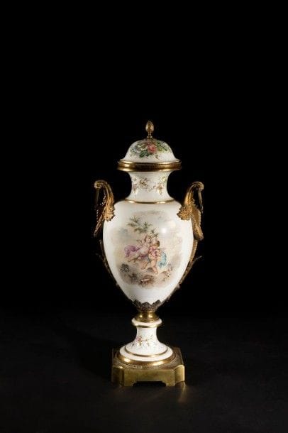 Grand vase monumental en porcelaine dans le goût de Sèvres, de forme balustre, à décor polychrome de scènes mythologiques et fleurs; marques apocryphes.
Fin du XIXe siècle.
H.: 102 cm