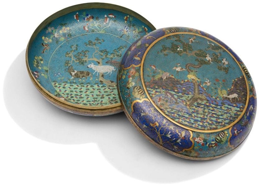 CHINE - Epoque JIAQING (1796 - 1820)

Grand boite ronde en bronze et émaux cloisonnés polychromes à décor de grues, d'un chien, et de boucs, sous les pins, de fleurs de chrysanthèmes, de prunus et d'oiseaux perchés.
D.: 38,2 cm
