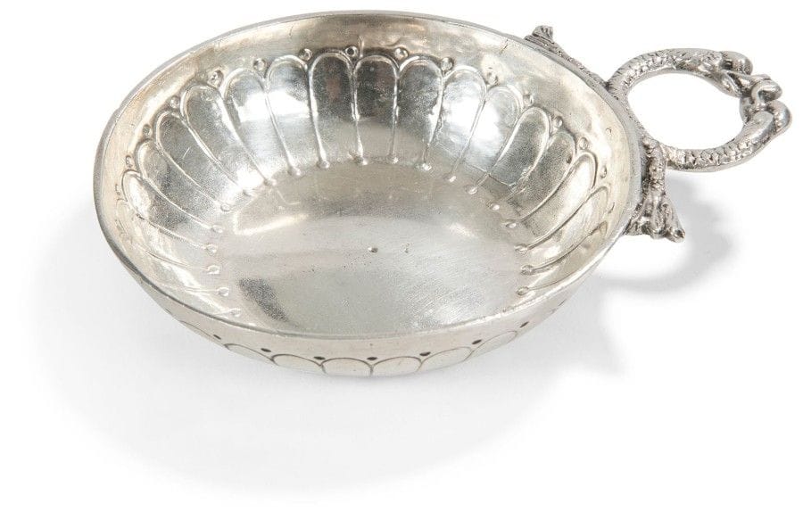 Tasse à vin en argent à anse en têtes de dauphins accolées, le corps ciselé de rangs de godrons alternés de points. Gravé Jacque Guerinli.
Château-Thierry, 1738
Maître orfèvre: André Cosset, reçu en 1737
Trace du poinçon du maître orfèvre sur l'anse et poinçons bien lisibles sur le corps
Poids: 68,70 g - diamètre (sans l'anse): 8,5 cm
