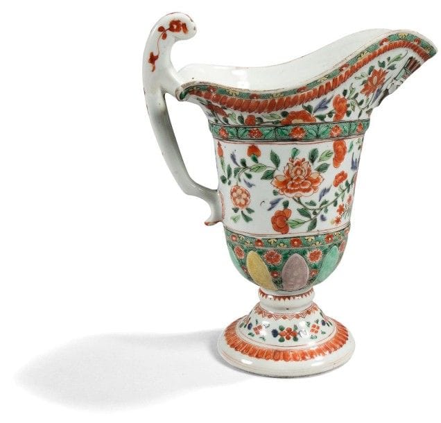 Aiguière casque en porcelaine de Chine famille verte, à décor polychrome de fleurs; reposant sur un piédouche.
XVIIIe siècle, période Kanghi (1662-1722)
H.: 28 cm
Restaurations.
