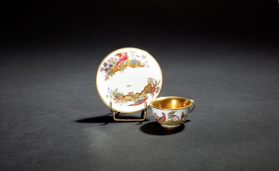 SÈVRES

Tasse à fleur d'oranger et sa soucoupe en porcelaine dure à décor polychrome et or d'oiseaux sur terrasses fleuries dans le style chinois, l'intérieur de la tasse et le revers de la soucoupe à fond or.
Marqués: LL entrelacés, lettre-date CC pour 1780, marque du doreur Decambos.
XVIIIe siècle, année 1780.
H.: 2,7 cm, D.: 8 cm
