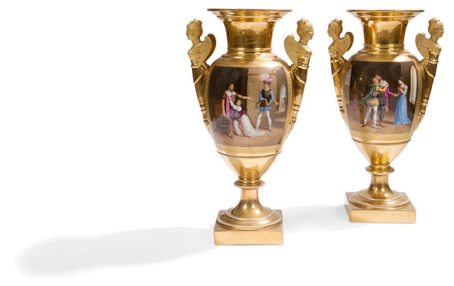 PARIS

Paire de vases de forme balustre en porcelaine à fond or munis de deux anses en forme de terme de femme ailée, décor polychrome de scènes de la pièce de théâtre Lodoiska et au revers de trophées en or bruni à l'effet.
Époque Restauration.
H.: 40 cm
Une ailée cassée, restauration à un piédouche, accident à un culot.
