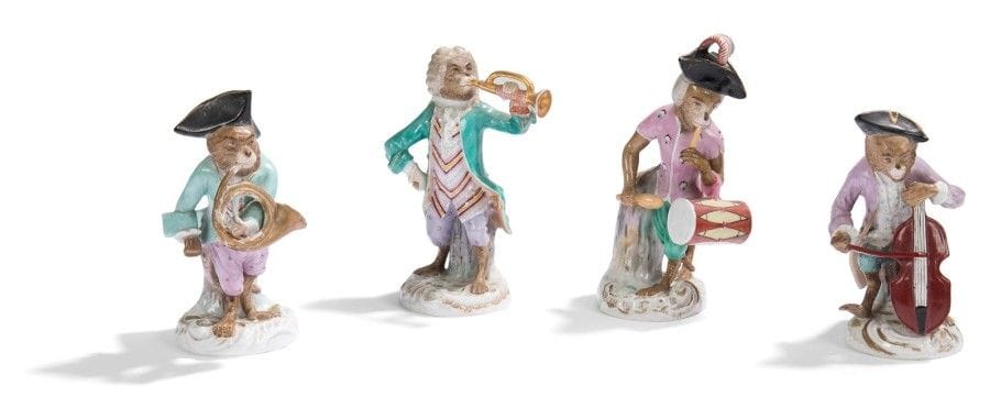 Allemagne

Quatre singes musiciens en porcelaine dans le style de Meissen à décor polychrome.
XIXe siècle.
H.: 12,5 cm
Quelques restaurations et manques aux extrémités.
