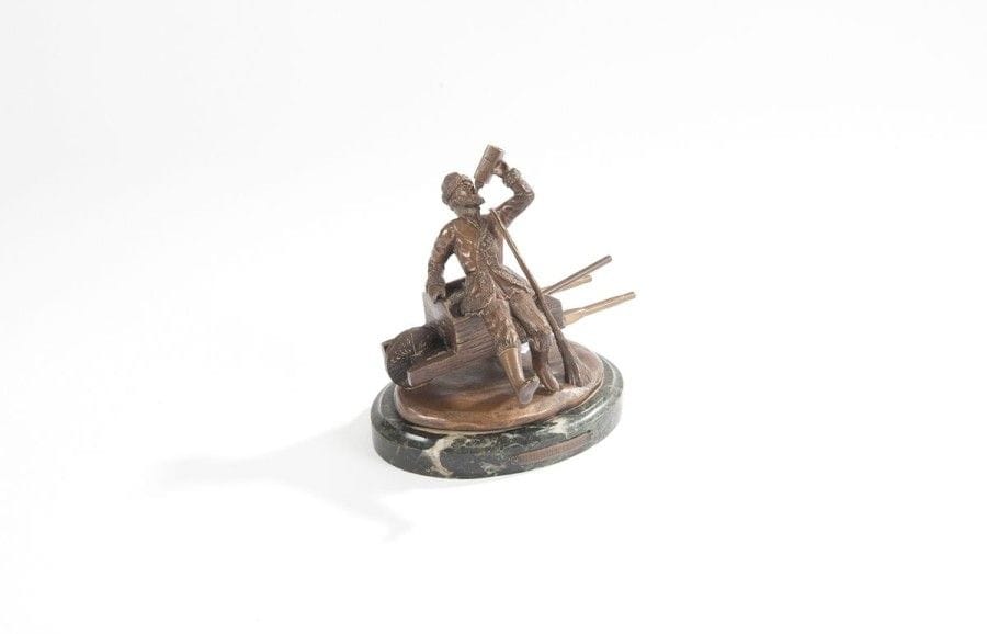Félix RASUMNY (1869 - 1940)
Le balayeur Bronze à patine brune reposant sur un marbre vert de mer.  Signé en russe sur la terrasse. Hauteur : 17,5 cm ; Dimensions de la base : 16,5 x 13 cm

Феликс РАЗУМНЫЙ (1869 - 1940) Подметальщик. Бронза, коричневая патина, на зеленом мраморном постаменте. Подпись по-русски на основании. Высота : 17,5 см ; размер постамента : 16,5 х 13 см