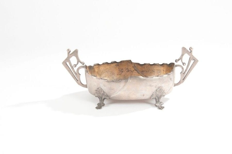 Jardinière Art Nouveau en argent russe. Poinçons de titre 84, de Moscou et d’orfèvre « МИЯ ». Hauteur : 15 cm ; Dimensions : 33,5 x 12 cm Poids brut : 476g

Жардиньер ар-нуво. Серебро. Клейма : 84, Москва, 1908-1917, мастер « МИЯ ». Высота : 15 см ; размер : 33,5 х 12 см. Общий вес : 476