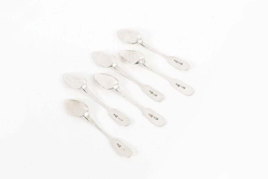 Lot de 6 petites cuillères en argent. Poinçons de titre 84, de Saint-Pétersbourg, 1875 et d’orfèvre « ЕМК » Longueur : 13,9 cm Poids : 129 g

Набор из шести чайных ложек. Серебро. Клейма : 84, Санкт-Петербург, 1875, мастер « ЕМК ». Длина : 13,9 см Вес : 129 г