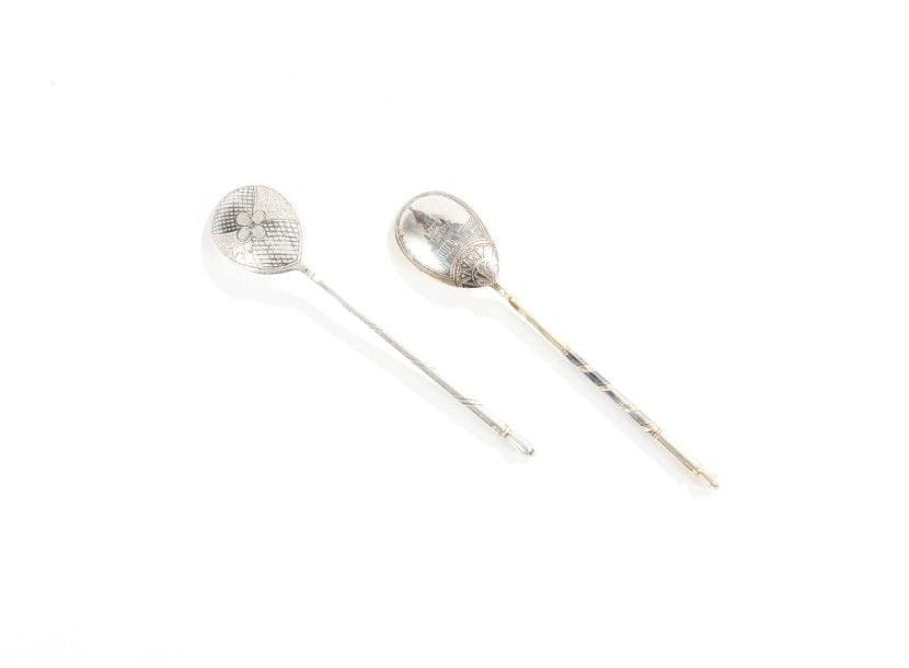 Deux cuillères à thé en argent. - cuillère en vermeil niellé avec la représentation de la Tour Soukharev Poinçons : de titre 84, de Moscou, 1896 et d’orfèvre « СК » (Kazakov Semen) Longueur : 14 cm Poids brut : 23,53 g - cuillère en argent gravé à décor partiellement niellé. Poinçons : de titre 84, de Moscou, 1868 et d’orfèvre « НА » Longueur : 13,5 cm Poids brut : 20,87 g

Две чайные ложки. Серебро. - серебряная позолоченная ложка с изображением Сухаревой башни чернью. Клейма : 84, Москва, 1896, Мастер « СК » (Казаков Семен). Длина : 14 см Общий вес : 23,53 г - серебряная ложка с чернью и позолотой. Клейма : 84, Москва, 1868, мастер « НА ». Длина : 13,5 см Общий вес : 20,87 г
