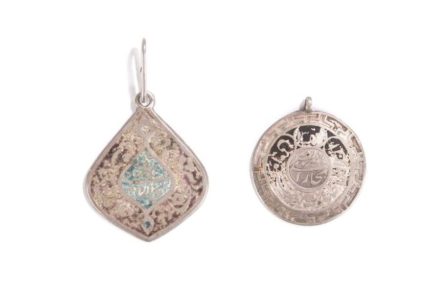 Deux médailles de l’émirat de Boukhara. - Aux fidèles sujets en souvenir de la guerre Médaille de 3e classe. Argent, reste d’émail. Dimensions : 5,8 x 4,7 cm Poids : 24,35 g Instituée en 1915, elle était décernée aux habitants de l’émirat de Boukhara ayant servi dans l’armée russe et ayant pris part à la Première guerre mondiale. - Pour le service et le zèle Médaille de 3e classe. Argent, reste d’émail. Diamètre : 4,4 cm Poids : 19,15 g

Две медали Бухарского Эмирата. - В память о войне преданным рабам, 3-й степени. Серебро, остатки эмали. Учреждена в 1915 г., вручалась жителям Бухарского эмирата, которые проходили службу в царской армии и принимали участие в Первой мировой войне. Размер : 5,8 х 4,7 см Вес : 24,35 г. - За службу и усердие, 3-й степени.  Неизвестная мастерская. Серебро, эмаль. Диаметр : 4,4 см Вес : 19,15 г