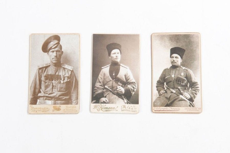 W. Homanne. S. Adamoviitch. Photographie française à Moscou. S.N. Kourbatova
5 Héros chevaliers de St Georges, lancier et cosaques. Certains identifiés.  Tirages argentiques, format carte visite.  Legendes photos : -Adjudant N. Gontcharik du 2e leib-lanciers Kourliandski, « Empereur Alexandre II ».  -Varona, maréchal des logis des cosaques du Kouban - Klioutchik, adjudant-chef des cosaques du Kouban. 

