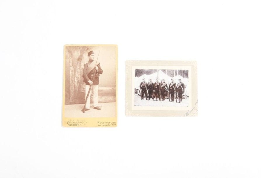 Skilnadens Atelier
Tirages argentiques.  -Tirailleur finnois armé du fusil Berdan en bonnet de police typique. Vers 1880. 10,3 x 14, 5 cm - Tirailleurs du 2e bataillon en tenue de campagne, avec fusil mod. 1891. 12 x 9 cm

