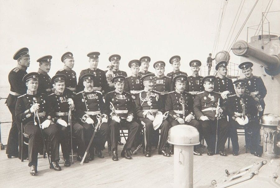 Photographe inconnu L’état-major du croiseur Kagoul en 1914. Annoté au dos avec le nom de la grande majorité des officiers.Tirage argentique. Daté en bas à droite au crayon : 5/X/1914. 11,5 x 17,2 cm

Неизвестное ателье.  Серебряная фотография. Офицеры крейсера « Кагул » в 1914 г. На обороте поименованы почти все офицеры. Внизу справа дата 5/X/1914. 11,5 х 17,2 см