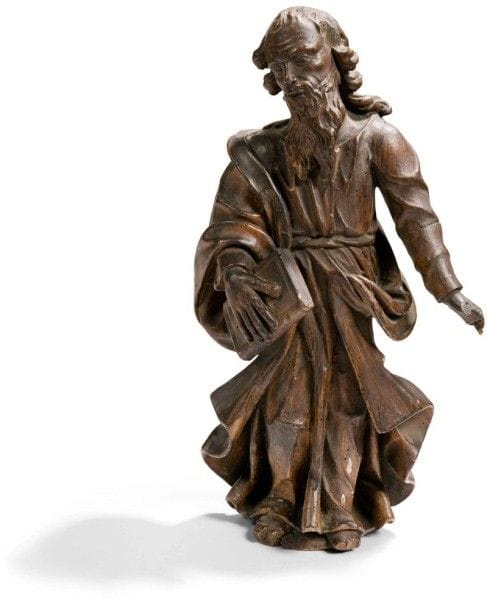 Saint Evangéliste en bois sculpté et patiné. Debout, vêtu d'une tunique et d'un manteau, il porte un livre fermé dans sa main droite.
XVIIe siècle.
H.: 44 cm
Accidents notamment aux mains et aux pieds