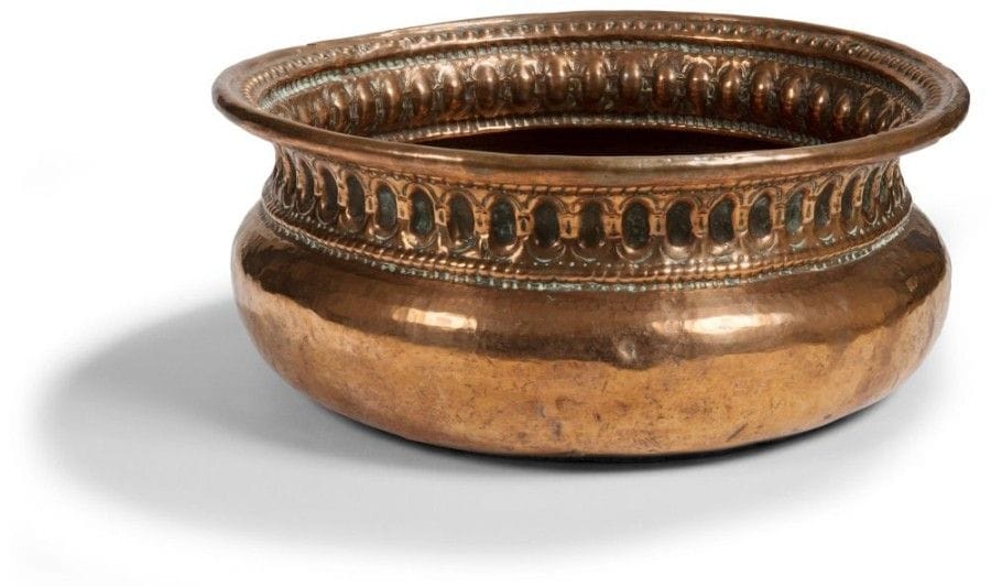 Bassin de brasero en cuivre à décor d'oves et de perles, fond gravé d'un motif étoilé.
Italie, XVIIe siècle.
D.: 41 cm
Réparation à l'étain