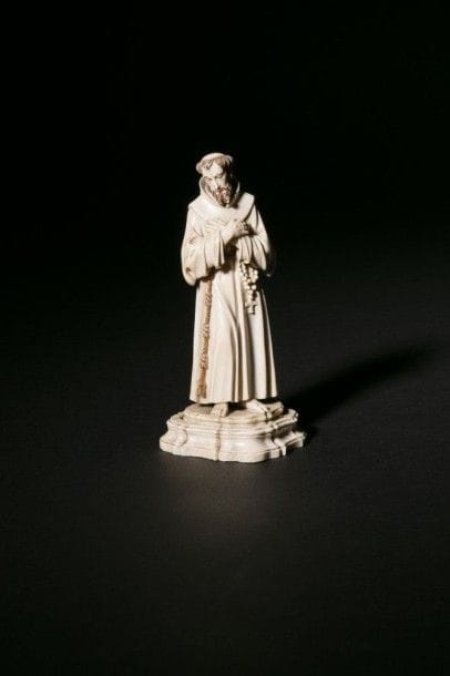 Saint François d'Assise en ivoire sculpté en ronde-bosse avec rehauts de polychromie. Debout, la tête inclinée et les mains marquées des stigmates croisées sur la poitrine, il est vêtu d'une bure avec chapelet suspendu à la ceinture; base chantournée et moulurée.
Espagne, XVIIIe siècle.
H.: 17,3 cm
