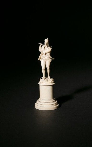 Joueur de flûte en ivoire sculpté en ronde-bosse. Debout, portant un luth dans le dos, il charme des rats courant autour de ses pieds; piédouche.
XIXe siècle.
H.: 17 cm
Fissures