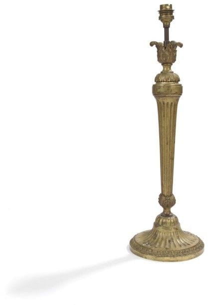 Important flambeau en bronze doré. 
Style Louis XVI. 
H.: 42 cm
Usures