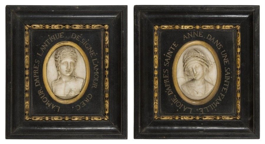 Jean-Pierre Glorieux (actif dans la deuxième moitié du XVIIIe siècle)

L'Amour et la Joie
Paire de bas-reliefs ovales en albâtre.
Encadrement en bois noirci et doré d'origine. 
H.: 22,5 cm; L.: 20 cm
Pour illustrer l'Amour et la Joie, Glorieux s'est curieusement inspiré de modèles gravés sans aucun lien avec le sujet représenté, mais heureux prétexte pour la réalisation de ces petites figures finement sculptées dans un albâtre laiteux, à la manière de Jean-François Rosset dont il est un habile suiveur