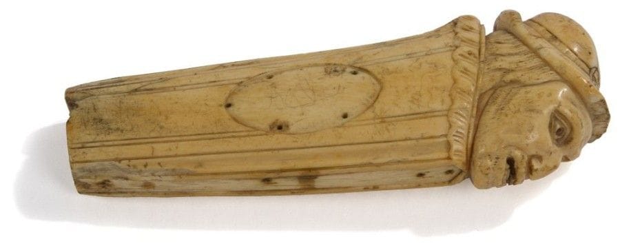 Manche de dague en ivoire figurant une tête d'homme.
XVIIIe siècle.
L.: 14 cm
Manquent les plaquettes