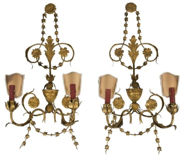 Paire de grandes appliques de goût italien en tôle repoussée et dorée, à deux bras de lumière en enroulement.
Style du XVIIIe siècle.
H.: 78 cm; L.: 34 cm