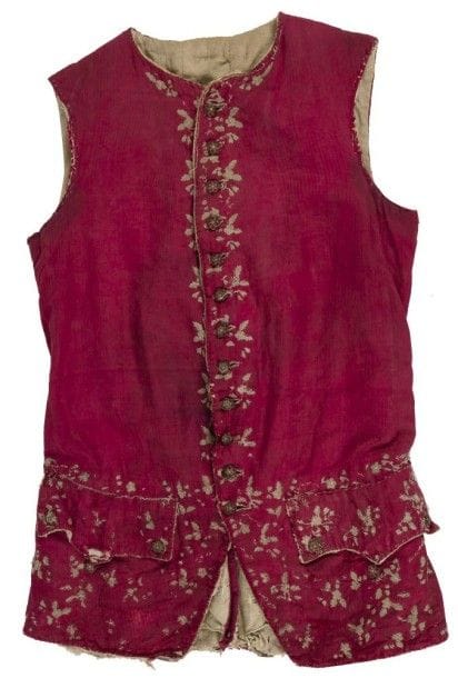 Gilet d'hiver, fin du XVIIIe siècle, broderie crème sur fond rouge. Usures et accidents