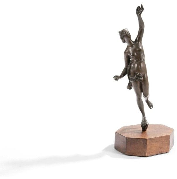 Figure de Vénus en bronze patiné; le socle en bois naturel.
D'après l'antique.
H: 39 cm
Accident