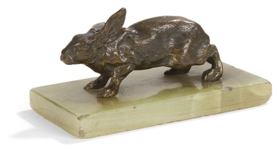 Presse-papier figurant un lièvre en bronze à patine brun nuancée.
Repose sur une terrasse en onyx.
Travail de la fin du XIXe siècle.
H.: 5 cm; L.: 12,5 cm; P.: 6 cm 
(Petits éclats à la terrasse)