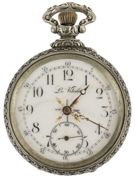 Montre de poche en métal. Le fond à décor gravé de chiens et lièvre. Chiffres arabes, trotteuse à 6H, aiguilles non assorties. Le cadran porte l'inscription La Vitale.
