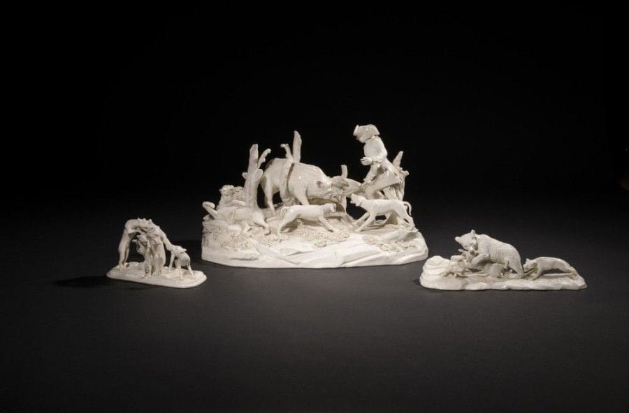 NYMPHENBURG

L'attaque des chiens; La chasse à l'ours; La chasse au sanglier
Trois groupes en porcelaine blanche. Marqués et numérotés.
H.: 11 cm; L.: 18 cm et H.: 26 cm; L.: 45 cm
Quelques manques et restaurations.
