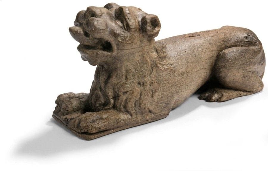 Lion en chêne sculpté en ronde bosse, couché, la tête relevée, gueule ouverte avec la langue dressée, belle crinière aux mèches ondulées.
XVIe siècle.
L.: 42 cm
(restaurations)