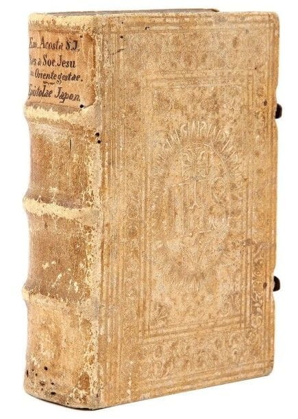 ACOSTA (Emanuel)

Rerum a societate Iesu in Oriente gestarum ad annum usque à Deipara Virgine M. D. LXVII.
Dillingen: Sebald Mayer, 1571. ? Petit in-8, (8 ff.), ff. 3-228, (4 ff.). Ais de bois recouverts de peau de truie estampée à froid, plats ornés d'un large encadrement floral entre trois filets, marque de la compagnie de Jésus au centre, fermoires en cuir et laiton, dos à nerfs, tranches bleues (reliure de l'époque).
Cordier, Japonica, 58. 
Première édition très rare de la traduction latine établie par Giovanni Mietro Maffei (1533?-1603) de l'histoire des missions jésuites d'Orient.
Il s'agit de la traduction du manuscrit de l'historien jésuite portugais Manuel Acosta (1541?-1604) intitulé Historia da missões do Oriente.
L'ouvrage est divisé en 4 parties et contient une quarantaine de lettres de missionnaires d'Orient rédigées entre 1548 et 1564, concernant essentiellement le Japon. On y remarque notamment deux lettres de François Xavier, l'une de Malacca datée de juin 1549, l'autre de Kagoshima du mois de novembre de la même année, relatant les premiers contacts entre les missionnaires et la population locale japonaise. D'autres lettres parlent de façon détaillée de la religion et du gouvernement japonais, ainsi que de la manière qu'avaient les missionnaires d'instruire et de convertir les japonais.
Ce texte eut plusieurs éditions, et influença significativement la perception des occidentaux sur l'Extrême-Orient.
Exemplaire en reliure de l'époque, arborant la marque de la Société de Jésus sur les plats.
Frottements au dos, quelques trous de vers, deux coins émoussés, petits morceaux de cuir rongés sur le second plat. Exemplaire court de marge, avec atteinte au titre courant et aux notes. Petits travaux de vers aux doublures et aux premiers feuillets, avec de légères atteintes au texte. Manque le feuillet A1 correspondant au début de la préface. Déchirure au feuillet A3, restauration à l'angle des 20 premiers feuillets, avec de légères atteintes au tex
