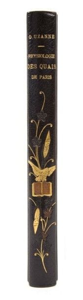 UZANNE (Octave)

Bouquinistes et bouquineurs. Physiologie des quais de Paris du pont royal au pont Sully.
Paris: Librairies-imprimeries réunies, 1893. ? In-8, frontispice, (2 ff.), XI, 318 pp., (1 f.), couverture illustrée. Demi-maroquin bleu nuit à la bradel et à coins, filets dorés, dos lisse orné d'un joli décor doré, à froid et mosaïqué, tête dorée, non rogné, couverture et dos conservés d'un seul tenant (Ch. Meunier).
Édition originale illustrée d'une eau-forte de Favier gravée par Manesse en frontispice et de nombreuses figures sur bois dans le texte d'Émile Mas.
Comme le souligne l'auteur dans son préambule, il s'agit de la première monographie complète consacrée aux quais parisiens et au «monde de la brocante bouquinière»: «J'ai remué des rayons de bibliothèques, inventorié les catalogues, secoué la poussière du Journal de la Librairie, depuis l'année de sa fondation, en plein régime du premier Empire, j'ai fureté partout et même mis à contribution la mémoire des plus aimables et des plus vieux érudits? Rien, rien n'existait sur les Quais de la capitale au point de vue bouquinier» (p. 12).
Après une épître dédicatoire, figurent 9 chapitres: Flânerie préambule - Prolégomènes historiques - Les étalagistes disparus - Les étalagistes du jour - Bouquineurs et bouquineuses - Les voleurs de livres - Physiologie du bouquiniste - Du commerce des livres sur les quais de Paris. Le dernier chapitre constitue l'appendice.
L'ouvrage fut controversé, Uzanne n'étant pas tendre avec certains bouquinistes. L'un d'eux, Antoine Laporte, en réponse à ce livre, publiera la même année un pamphlet intitulé: Les Bouquinistes et les quais de Paris tels qu'ils sont: Réfutation du pamphlet d'O. Uzanne.
UN DES 25 EXEMPLAIRES NUMÉROTÉS SUR PAPIER DE CHINE.
Celui-ci comporte 4 états du frontispice (eau-forte pure avant la lettre sur chine, avant la lettre sur chine appliqué, état définitif sur chine et état définitif sur papier de Hollande) et un portrait ajouté de l'auteur gravé 