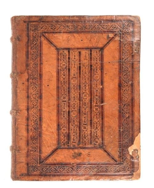 ERASME

Adagiorum chiliades tres, ac centuriae fere totidem.
Tübingen: Thomas Anshelm pour Louis Hornecken, mars 1514. ? In-folio, (26 ff.), 249 ff., (1 f. blanc). Veau havane sur ais de bois, plats ornés d'un décor de roulettes et de filets à froid, dos à nerfs, traces de fermoirs (reliure de l'époque).
Édition estimée et rare imprimée par Thomas Anshelm des Adages d'Érasme dont la première édition parut en 1500.
Ce livre est certainement l'un des plus grands succès d'Érasme. Il s'agit de notes de lecture, dont le choix était avant tout pédagogique. Les principaux auteurs cités sont Cicéron, Homère, Plutarque, Aristophane, Horace, Plaute, Athénée de Naucratis, Lucien de Samosate, Aristote, Pline l'Ancien, Tite Live et Virgile. «En publiant ses Adages, Érasme apportait une contribution décisive à l'élaboration de la langue humaniste et à la mise en place de références communes à toute son époque» (Les Adages d'E?rasme, pre?sente?s par les Belles Lettres et le GRAC (UMR 5037), 2010, p. 6).
Cette édition propose 3260 adages, divisés en 3 chiliades, ou 3 séries de 1000 adages, plus 260 adages qui forment le début de la 4e chiliade. La première édition de 1500 ne possédait que 820 adages et celle de 1536, année de la mort d'Érasme, en réunira 4151. On trouve en tête les indispensables index.
Exemplaire dont les doublures et les dernières gardes sont chargées de notes en français et en latin concernant l'ouvrage, datées de 1562-1563. Les marges possèdent également quelques annotations de l'époque ou de la seconde moitié du XVIe siècle.
Bel exemplaire dans sa reliure parisienne strictement d'époque au décor estampé à froid. Ce décor présente deux styles de roulettes. La première, utilisée pour l'encadrement extérieur, est formée de volutes de fleurettes, la seconde, placée en bandes verticales au centre, propose un motif d'entrelacs de cordages.
Quelques manques de cuir notamment aux coins et au niveau des anciens fermoirs. Le dos a été très habilement re