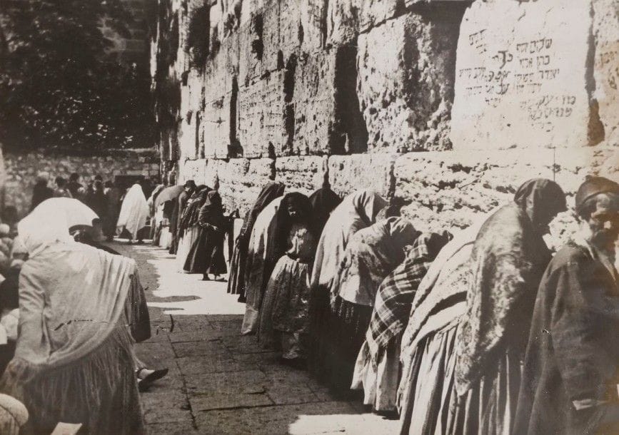 [PHOTOGRAPHIE - PALESTINE] 
Album de 33 photos sur la Palestine des années 1930 auxquelles sont joints des documents sur le sauvetage des juifs d’Allemagne et d’Autriche et des documents sur l’émigration de ces juifs vers Eretz Israël ainsi qu’un document de la municipalité de Tel Aviv appelant à sauver les juifs d’Allemagne et d’Autriche. 
Les photos proviennent pour la plupart des archives du Petit Parisien, quotidien français actif jusqu’en 1944. Mots clés : judaica, jewish, hebreu, hebrew, rabbin, synagogue, juif, juive, israélite, hebraica, judaism, torah, juden, sionism