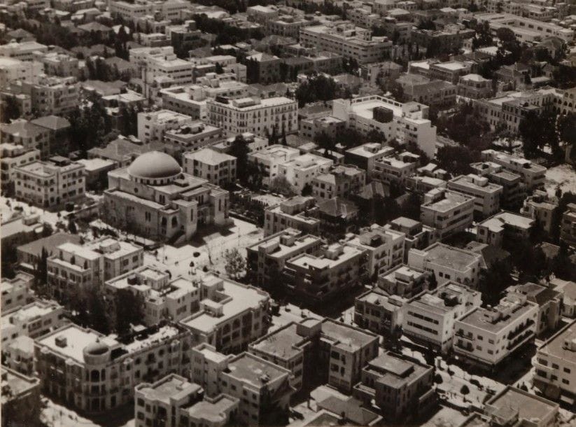 [PHOTOGRAPHIE] Rudy Weissenstein (1910-1992) 
Portfolio portant le logo « PRIOR » du studio de photographie de Rudy Weissenstein et de sa femme. 
12 tirages photographiques montés sur carton représentant des paysages d’Israël et signés Weissentein.  Mots clés : judaica, jewish, hebreu, hebrew, rabbin, synagogue, juif, juive, israélite, hebraica, judaism, torah, juden, sionism