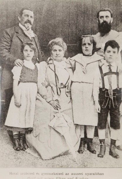 [Photographie]
57 photos sur Herzl, sa vie, sa famille et le sionisme.
Tirages postérieurs.
Formats divers. Mots clés : judaica, jewish, hebreu, hebrew, rabbin, synagogue, juif, juive, israélite, hebraica, judaism, torah, juden, sionism