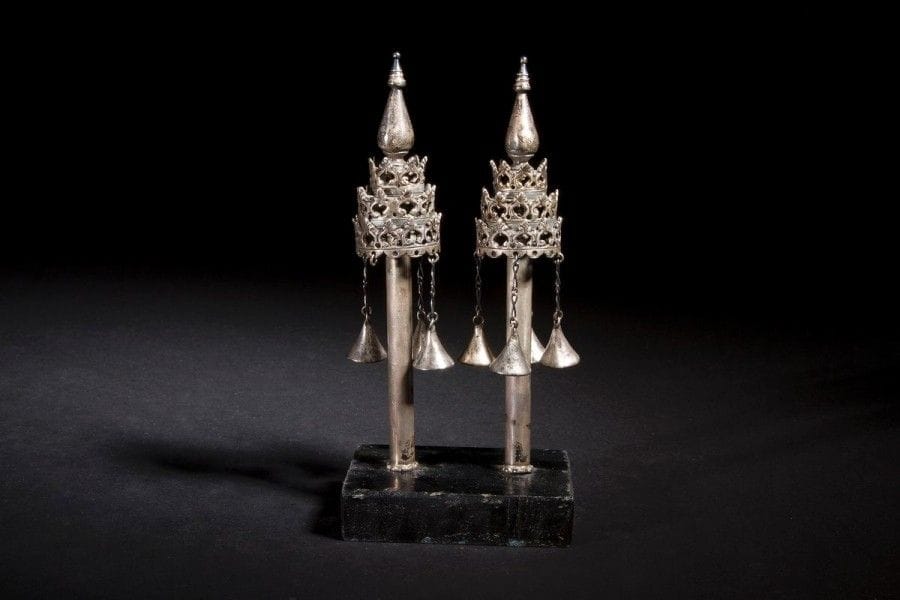 PAIRE DE RIMONIM MINIATURES
Argent fondu et ajouré. Apparemment non poinçonnés. 
Hauteur : 15,5 cm - Poids Brut : 272 g 
(Accidents et manques). Mots clés : judaica, jewish, hebreu, hebrew, rabbin, synagogue, juif, juive, israélite, hebraica, judaism, torah, juden, sionism