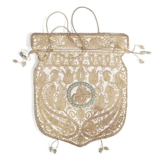 SAC À TEFILINES 
Tissu brodé de fils d’or et à décor de rinceaux et de pierres bleues en forme d’écusson. 
23 x 19 cm Mots clés : judaica, jewish, hebreu, hebrew, rabbin, synagogue, juif, juive, israélite, hebraica, judaism, torah, juden, sionism