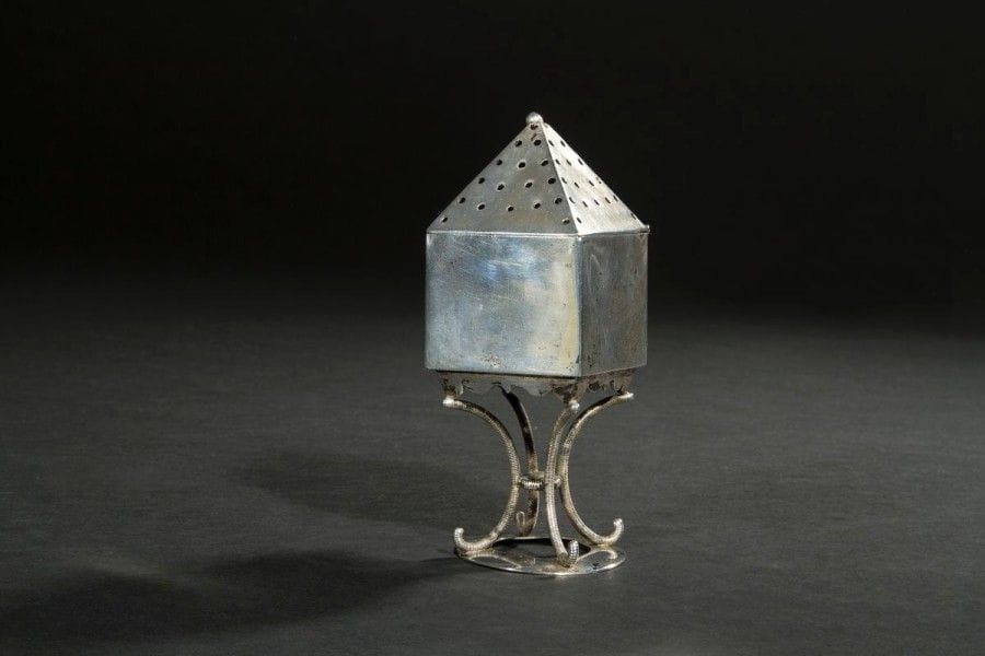 BOÎTE À AROMATES 
Argent. 
Tchécoslovaquie, 1848. 
Poinçons : Tardy p. 398. 
Hauteur : 14,5 cm - Poids : 136 g Mots clés : judaica, jewish, hebreu, hebrew, rabbin, synagogue, juif, juive, israélite, hebraica, judaism, torah, juden, sionism