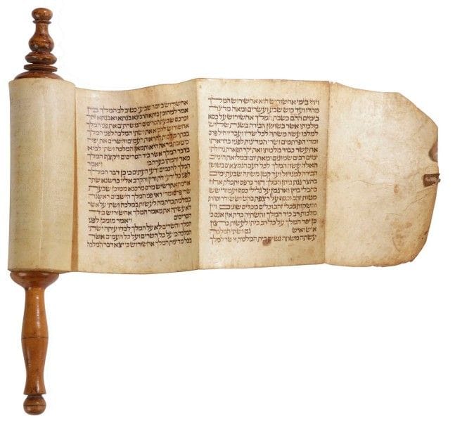[MEGUILAH] ROULEAU D’ESTHER 
Manuscrit en hébreu sur parchemin monté sur un axe en bois tourné.
Afrique du Nord, XIXe siècle. 
Quelques restaurations, un manque entre deux colonnes de texte sans perte de lettre, axe en bois légèrement dévié.
Hauteur du rouleau : 15,5 cm - Hauteur de l’ensemble : 33,5 cm Mots clés : judaica, jewish, hebreu, hebrew, rabbin, synagogue, juif, juive, israélite, hebraica, judaism, torah, juden, sionism
