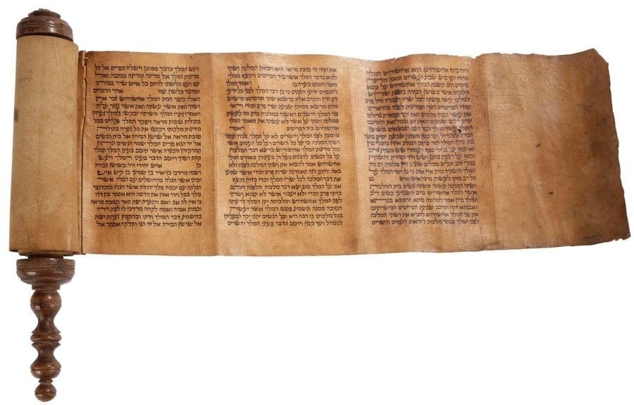[MEGUILAH] ROULEAU D’ESTHER 
Manuscrit en hébreu sur parchemin monté sur un axe en bois tourné.
Afrique du Nord, XIXe siècle. 
Hauteur parchemin : 19 cm 
Encre restée bien noire, un petit trou en première colonne n’affecte pas le texte. Mots clés : judaica, jewish, hebreu, hebrew, rabbin, synagogue, juif, juive, israélite, hebraica, judaism, torah, juden, sionism