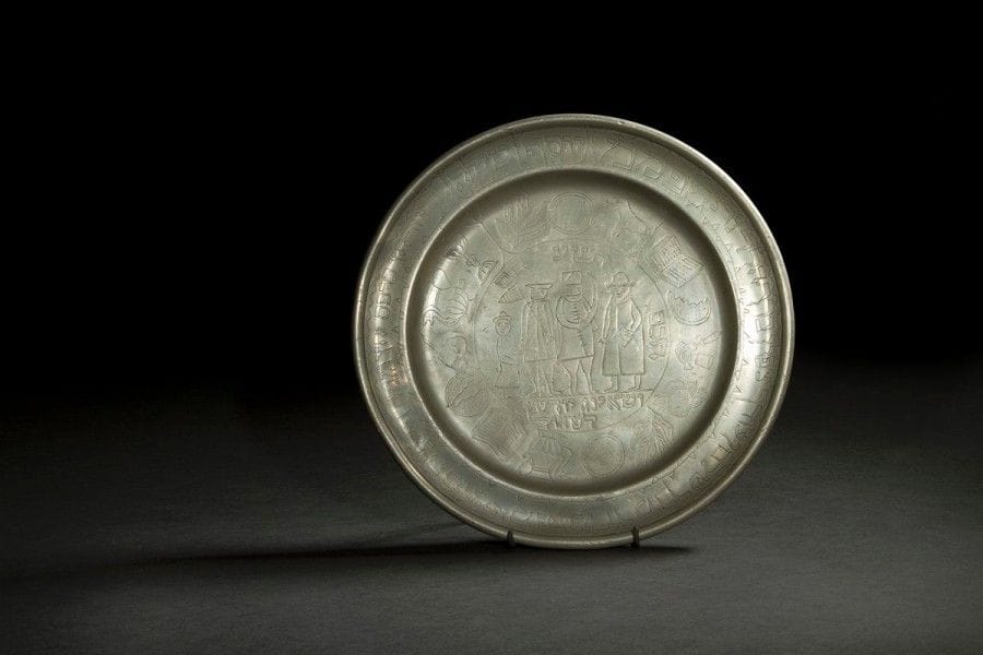 PLATEAU DE PESSAH 
Étain gravé. 
Bohème, XVIIIe siècle. 
Diamètre : 32 cm Mots clés : judaica, jewish, hebreu, hebrew, rabbin, synagogue, juif, juive, israélite, hebraica, judaism, torah, juden, sionism
