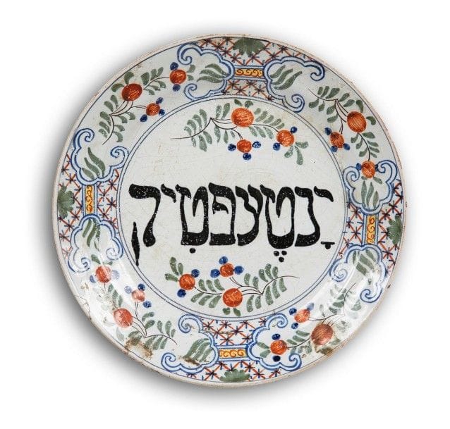 [ASSIETTE HÉBRAÏQUE] 
Assiette en porcelaine de Delft portant un décor floral et en son centre l’inscription en yiddish « Jour de fête » à décor floral. 
Hollande, XVIIIe siècle. 
Craquelures. 
Diamètre : 23 cm Mots clés : judaica, jewish, hebreu, hebrew, rabbin, synagogue, juif, juive, israélite, hebraica, judaism, torah, juden, sionism