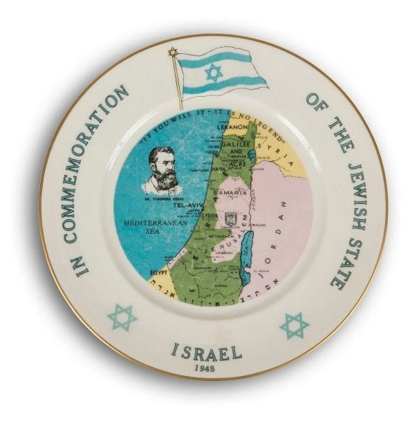 [ÉTAT D’ISRAËL] 
Assiette en porcelaine légendée en anglais : In commémoration of the jewish state, Israël 1948. 
Elle est illustrée par la carte d’Israël, le portrait d’Herzel et sa fameuse déclaration : If you will it - it is no legend. 
Conçue par Judah L. Wise et éditée par Excelsior, 1948.
Diamètre : 26,5 cm Mots clés : judaica, jewish, hebreu, hebrew, rabbin, synagogue, juif, juive, israélite, hebraica, judaism, torah, juden, sionism