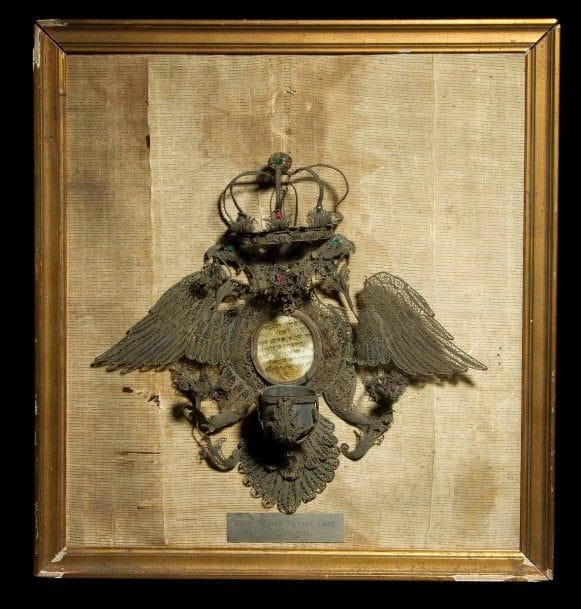 [JAHR-ZEIT] 
Lampe mémorielle ayant servi de lampe de « Jahrzeit » à la mémoire d’un disparu.
Argent filigrané et pierres de couleurs.
Pologne, XIXe siècle.
Possible réemploi de cette lampe pour ce nouvel usage.
Accidents au filigrane, une aile fragilisée.
Poids brut : 158 g Mots clés : judaica, jewish, hebreu, hebrew, rabbin, synagogue, juif, juive, israélite, hebraica, judaism, torah, juden, sionism